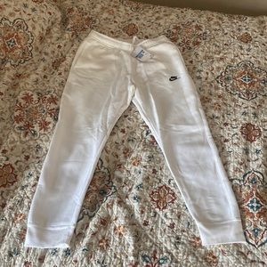 Men’s NIKE standard fit sweatpants size medium